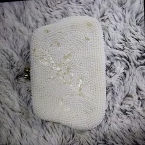 VGUC. Beaded vintage coin purse with kiss closure. Silver accents.